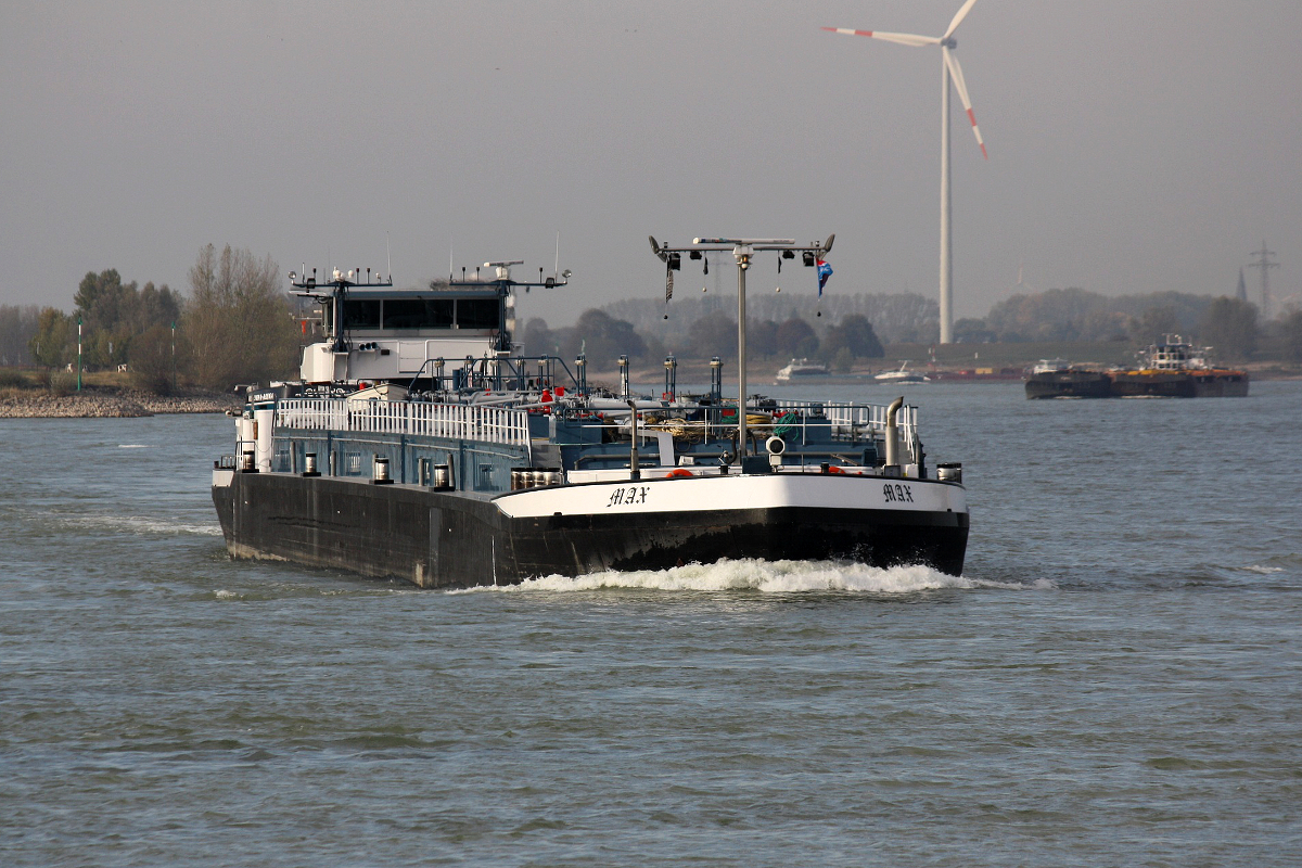 TMS Max (ENI:04805580) L.105m B.10,50 T.2336 am 09.10.2018 auf dem Rhein bei Xanten zu Berg. 