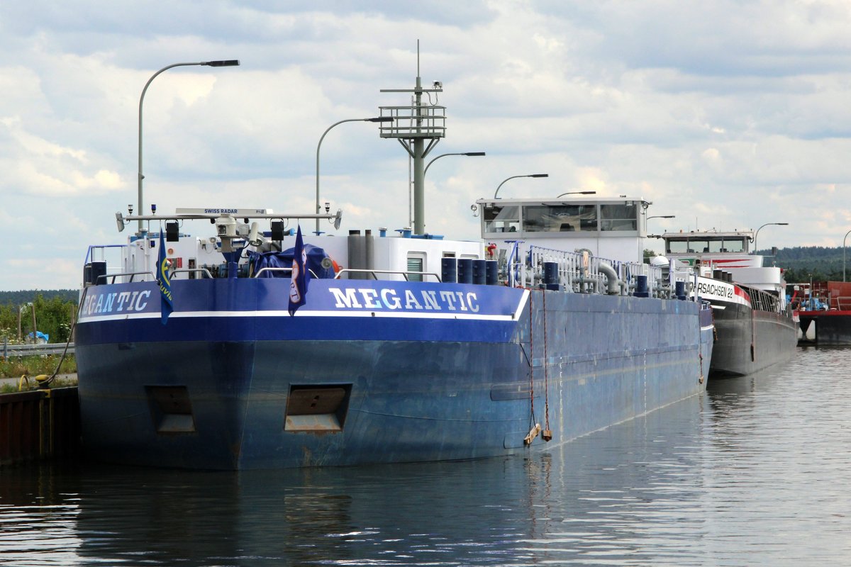 TMS MEGANTIC (04811380 , 84,8 x 9,5m) und GMS NIEDERSACHSEN 22 (02323514 , 100 x 10,50m) lagen am 19.07.2016 im Oberen Vorhafen der Schleuse Uelzen II und warteten auf die Talschleusung.