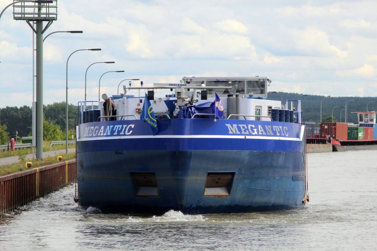 TMS MEGANTIC (04811380 , 84,8 x 9,5m) am 19.07.2016 beim Anlegen im Oberen Vorhafen der Schleuse Uelzen II. Schön zu sehen das Arbeiten mit dem Bugstrahlruder beim Anlegen. Auch schön zu sehen der sich spiegelnde Namens-Schriftzug des TMS.