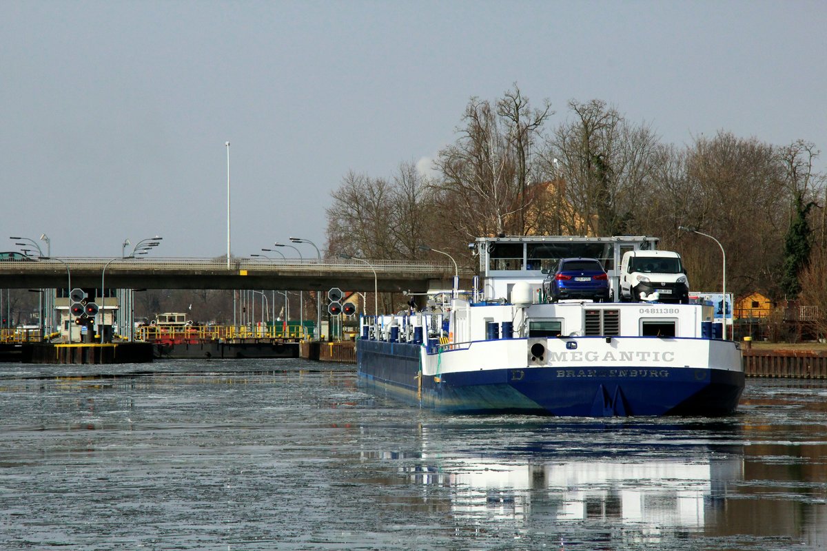 TMS Megantic (04811380 , 84,8 x 9,5m) am 27.02.2018 auf der Havel zu Tal vor der Schleuse Brandenburg wartend. 