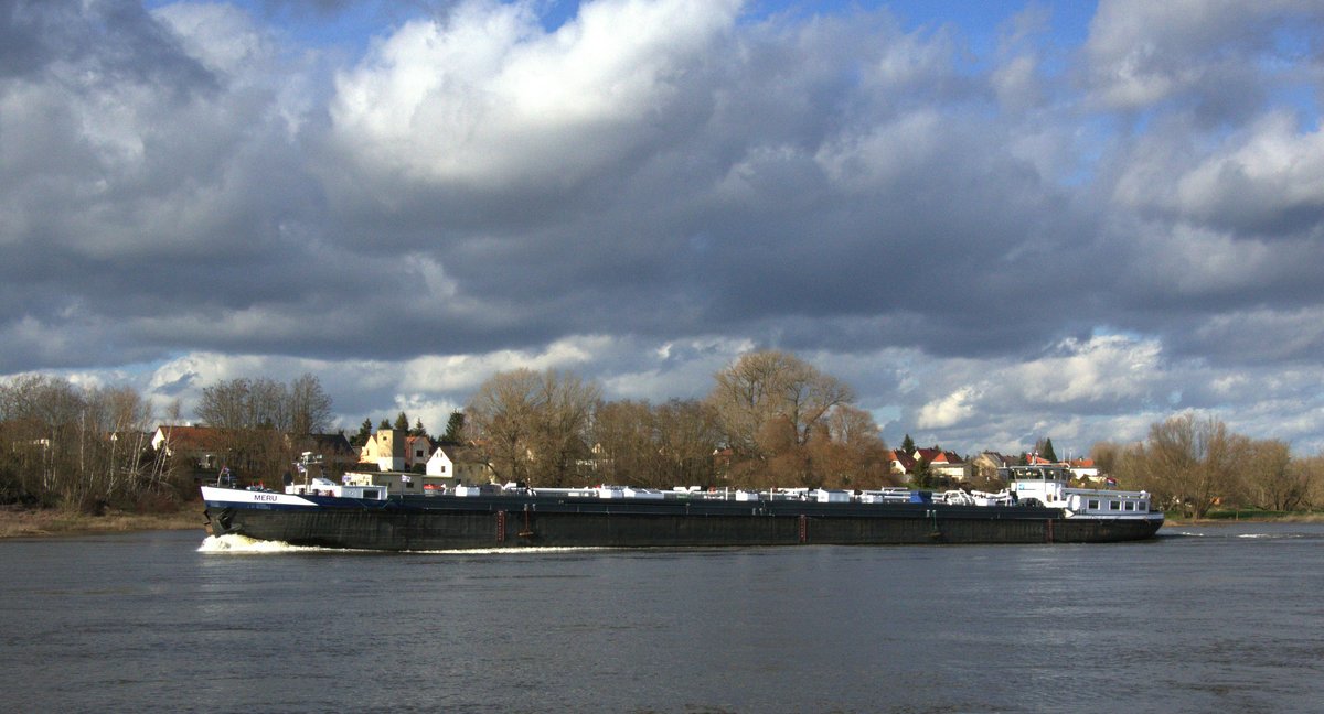 TMS Meru (06000279 , 82 x 8,20m) am 11.03.2020 bei Rogätz auf Elbe-Bergfahrt.