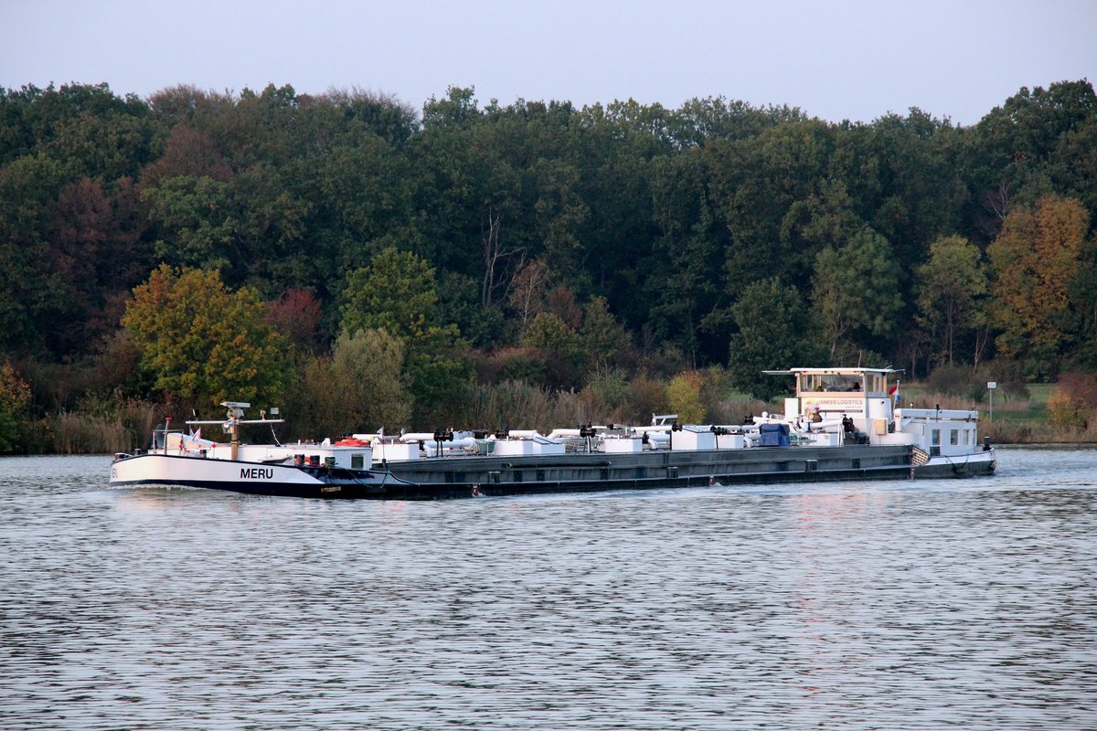 TMS Meru (06000297 , 82 x 8,20m) am 23.10.2019 im Mittellandkanal Höhe Edesbüttel / Abzweig Elbe-Seitenkanal auf Talfahrt.