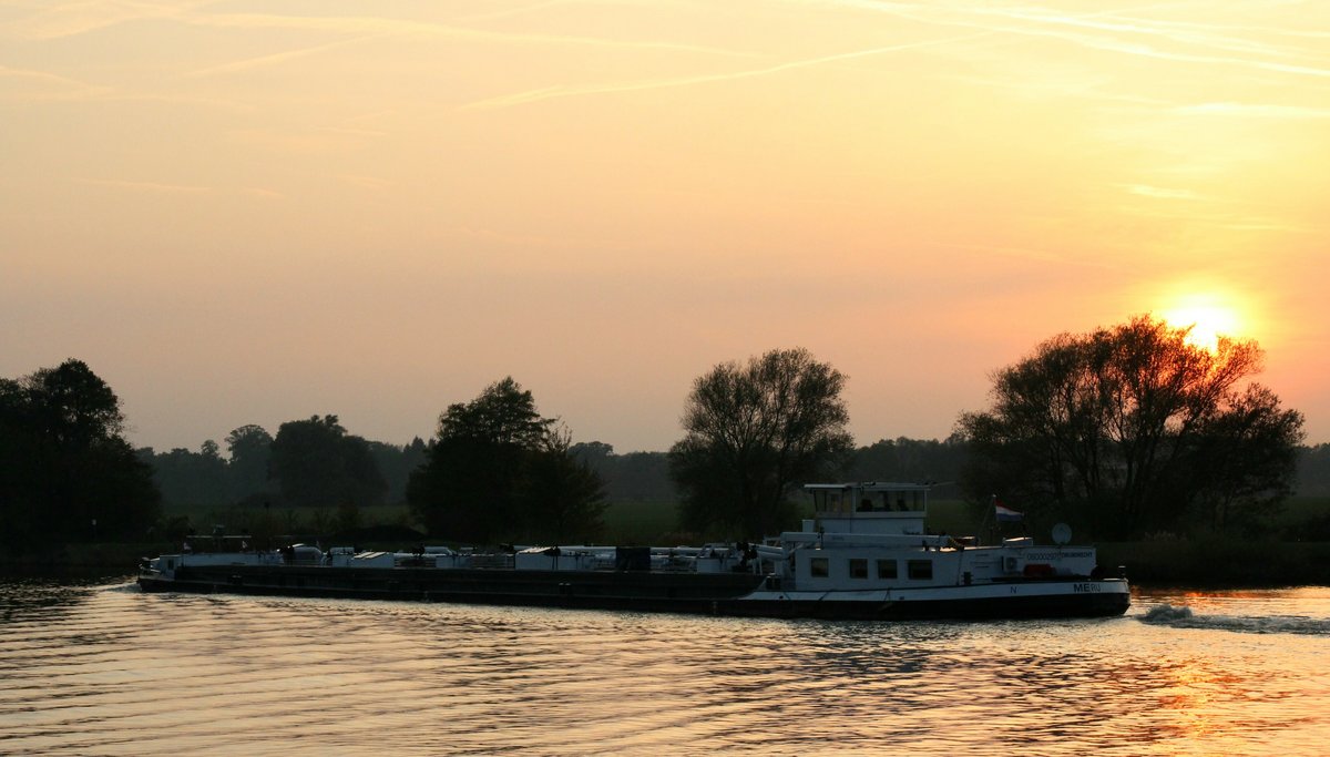 TMS Meru (06000297 , 82 x 8,20m) befuhr am 23.10.2019 mit der untergehenden Sonne den Mittellandkanal Höhe Edesbüttel zu Tal.