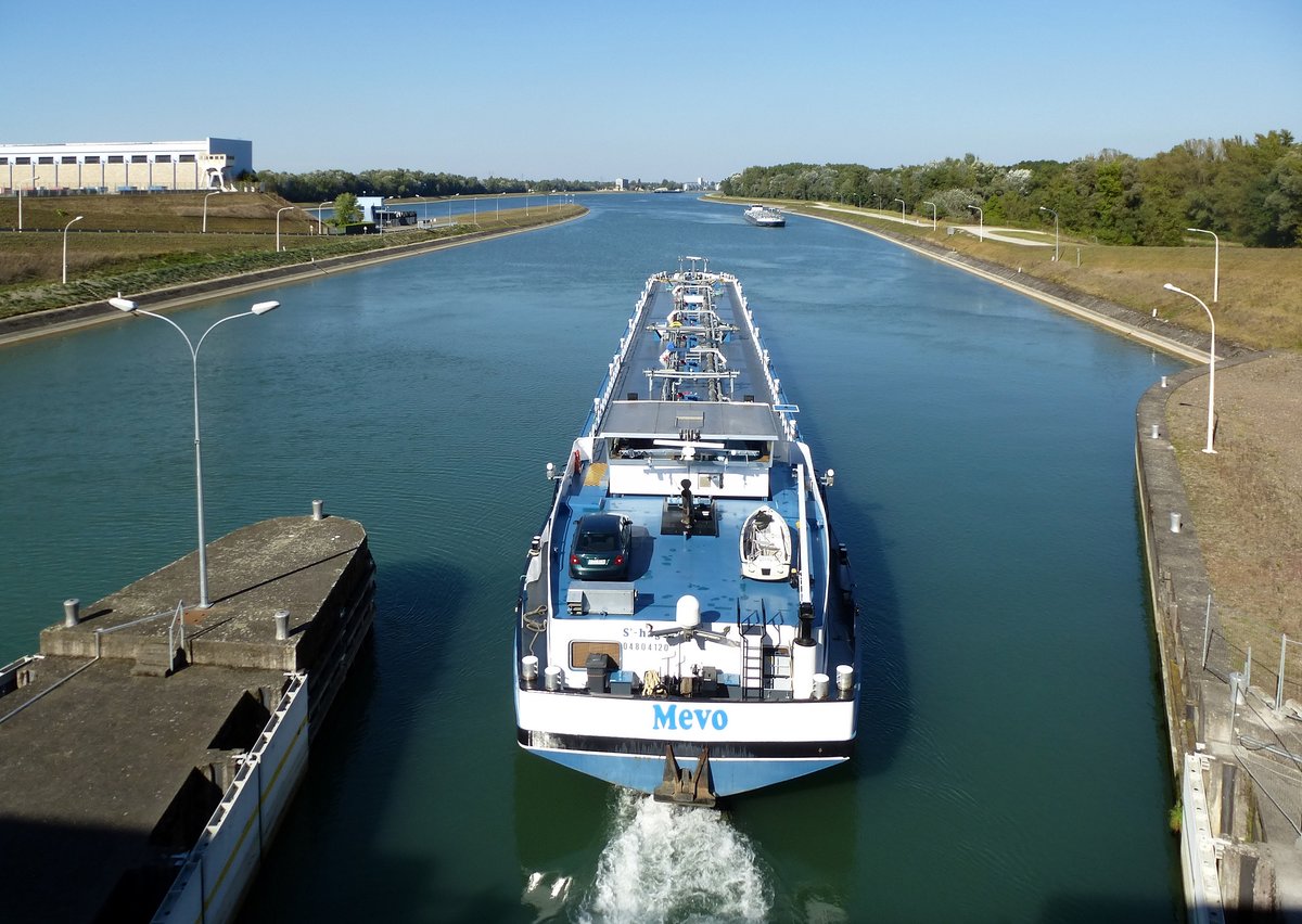 TMS  Mevo , verlt die Schleuse in Rheinau(Rhinau) rheinabwrts, L=110m, 2360t, 1700PS, Baujahr 2005, unter deutscher Flagge, Sept.2016