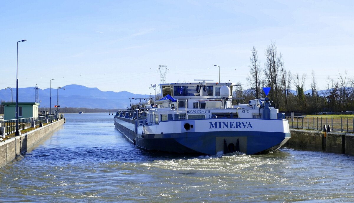 TMS MINERVA ENI 02339172, verl��t die Schleuse Vogelgr�n/Elsa� rheinaufw�rts, Dez.2025
