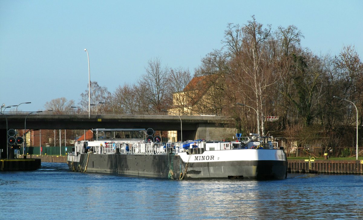 TMS Minor 2 (04813170 , 84,66 x 9,5m) am 10.12.2019 bei der Ausfahrt aus der Nordkammer der Schleuse Brandenburg/Havel zu Berg. 