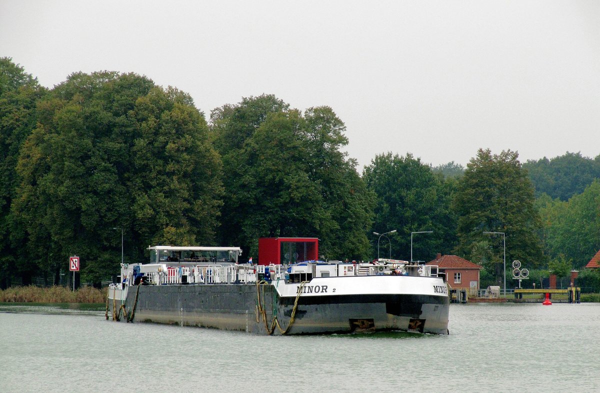 TMS  MINOR 2  (04813170 , 84,66 x 9,5m) am 03.10.2020 im Nassen Dreieck. Das TMS kam von der Schleuse Bevergern / DORTMUND-EMS-KANAL  und fuhr in diesem weiter zu Berg. 