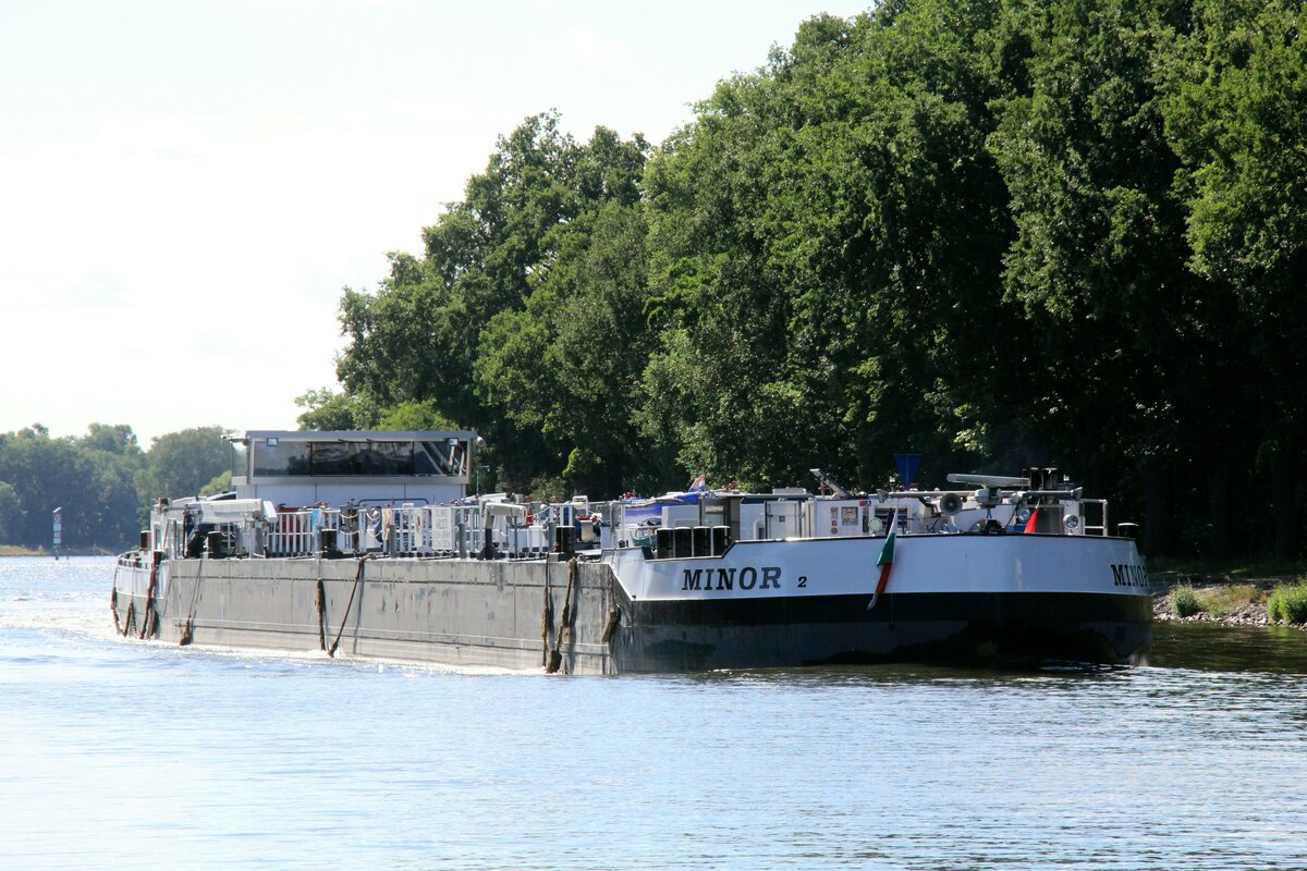 TMS  MINOR 2  (04813170 , 84,66 x 9,5m)  am 12.07.2022  im Sacrow-Paretzer-Kanal  /  UNTERE-HAVEL-WASSERSTRASSE  Höhe Schlänitzsee auf Bergfahrt nach Berlin.