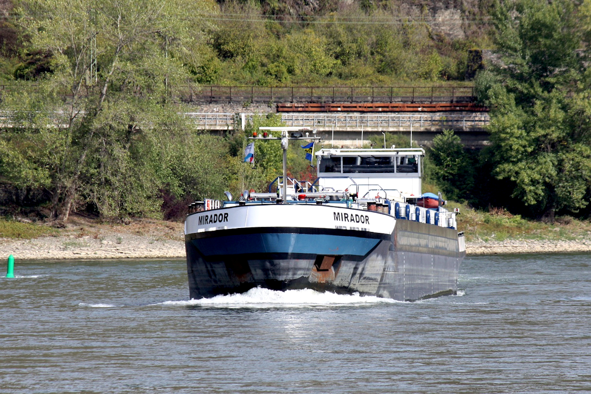 TMS MIRADOR (ENI:04807200) L.99,90 m B.9,50 m T.1982 Flagge Deutschland auf dem Rhein am 23.09.2022 zu Berg in Oberwesel.