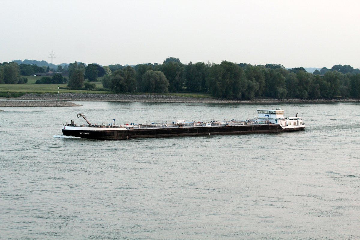 TMS Moinos (04803510 , 110 x 11,45m) am 05.07.2017 auf dem Rhein bei Rees zu Berg.
