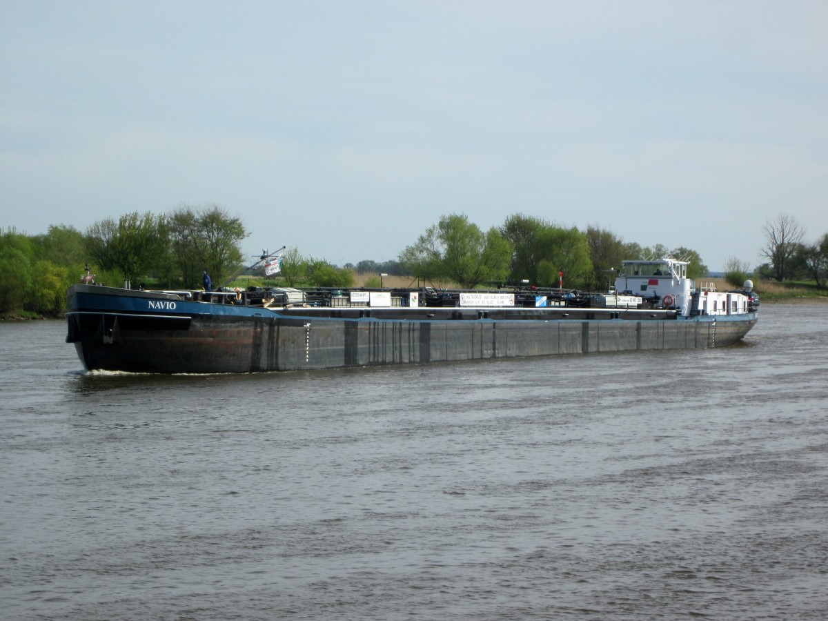 TMS Navio (04005120 , 85 x 9) kommt am 17.04.2014 bei Tangermünde auf der Elbe zu Tal.