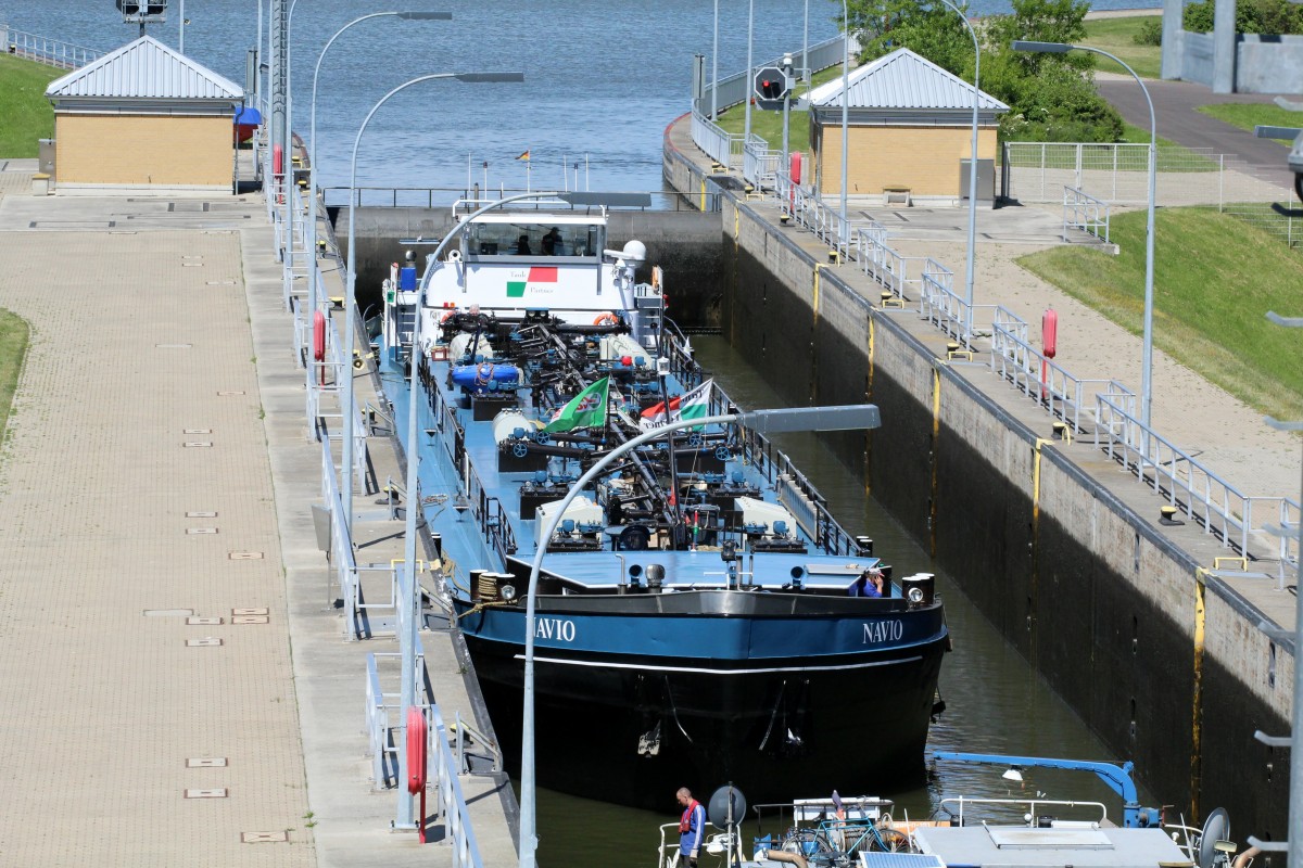 TMS Navio (04005120 , 85 x 9) am 16.05.2014 während der Talschleusung in der Schleuse Rothensee.