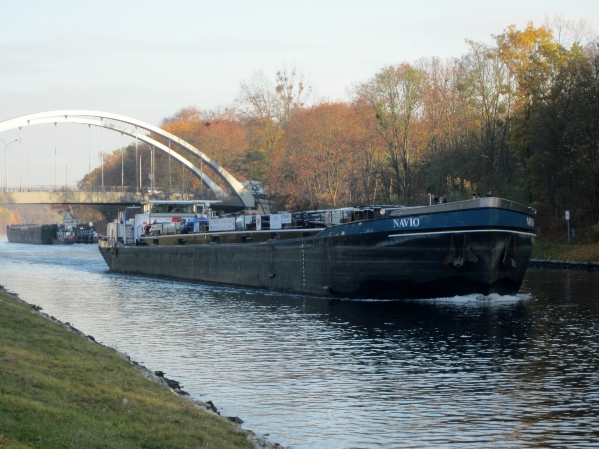 TMS Navio (04005120 , 85 x 9m) am 05.11.2015 im Sacrow-Paretzer Kanal zu Tal.