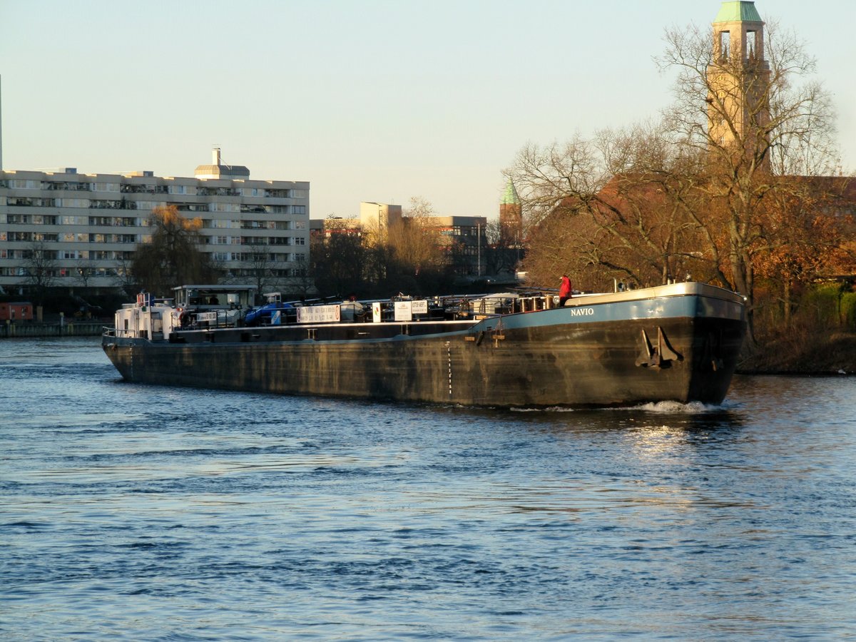 TMS Navio (04005120 , 85 x 9m) kam am 29.11.2016 nach dem Löschen die Havel in Berlin-Spandau zu Tal gefahren. 