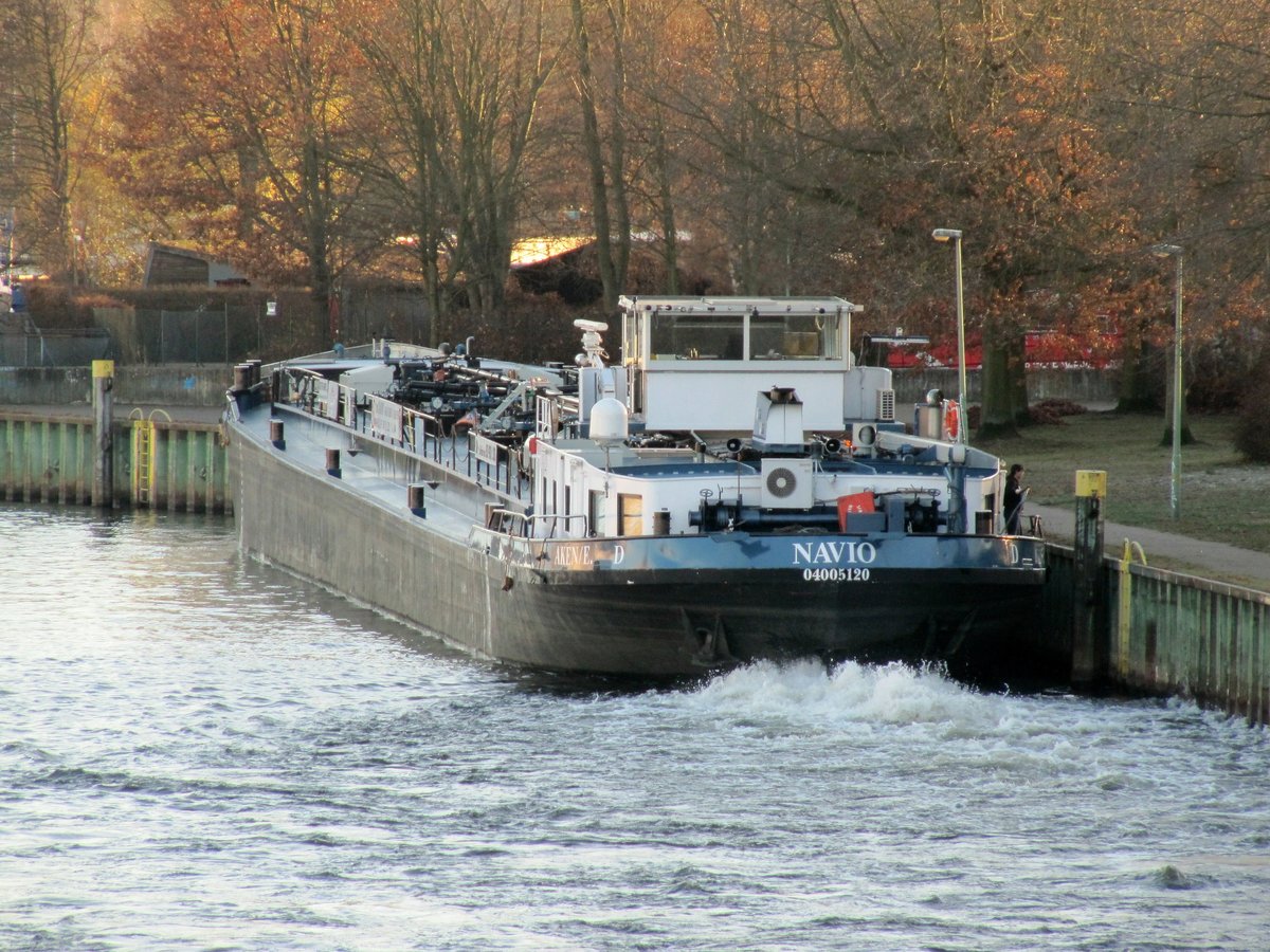 TMS Navio (04005120 , 85 x 9m) am 29.11.2016 beim Festmachen im Tankschiffhafen in Berlin-Spandau. 