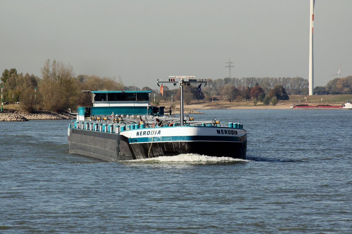 TMS Nerodia (ENI:02333811) L.135m B.11,40m T.3508 Baujahr.2010 am 05.12.2018 bei Xanten zu Berg.