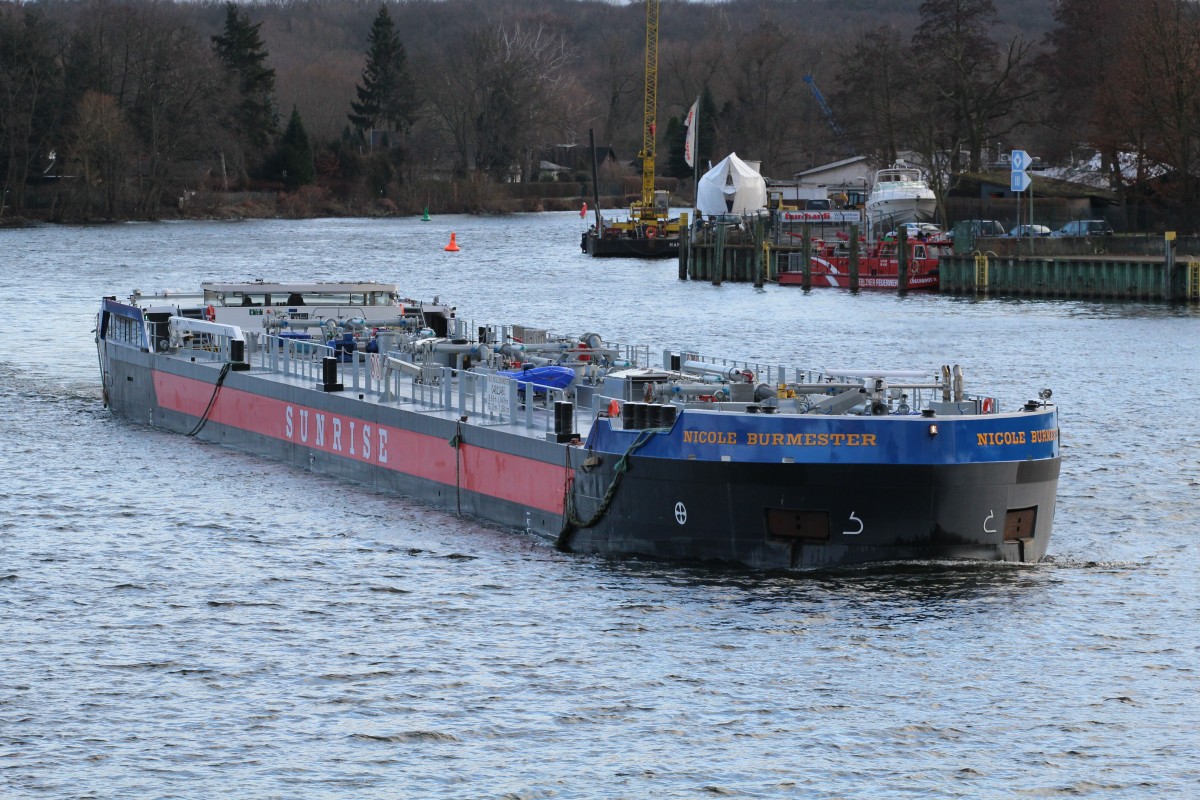 TMS Nicole Burmester (04811460 , 84,99 x 9,6m) am 29.01.2015 auf der Havel in Berlin-Spandau zu Berg am Tankschiffliegehafen.