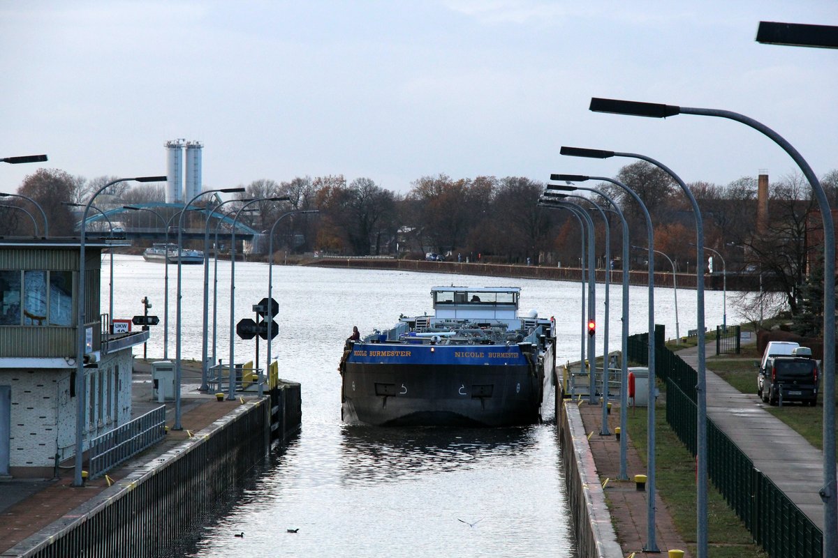 TMS Nicole Burmester (04811460 , 84,99 x 9,6m) am 03.12.2018 bei der Einfahrt in die Nordkammer der Vorstadtschleuse Brandenburg/Havel zur Bergschleusung.