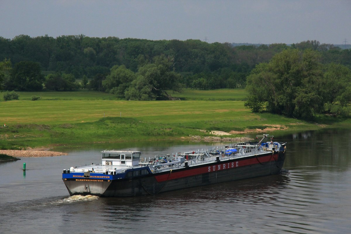 TMS Nicole Burmester (04811460 , 84,99 x 9,6m) am 21.05.2019 auf der Elbe Höhe Glindenberg auf Talfahrt.