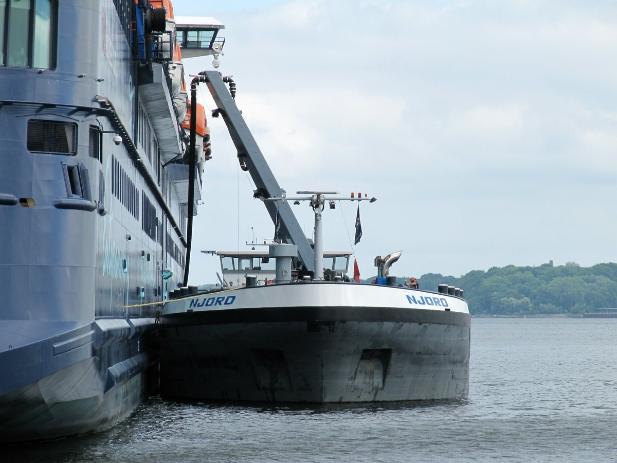 TMS Njord (02333237 , 110 x 13,50m) war am 11.06.2018 der Treibstoff-Lieferant für Mein Schiff 4 (IMO 9678408) in Kiel am Ostseekai.