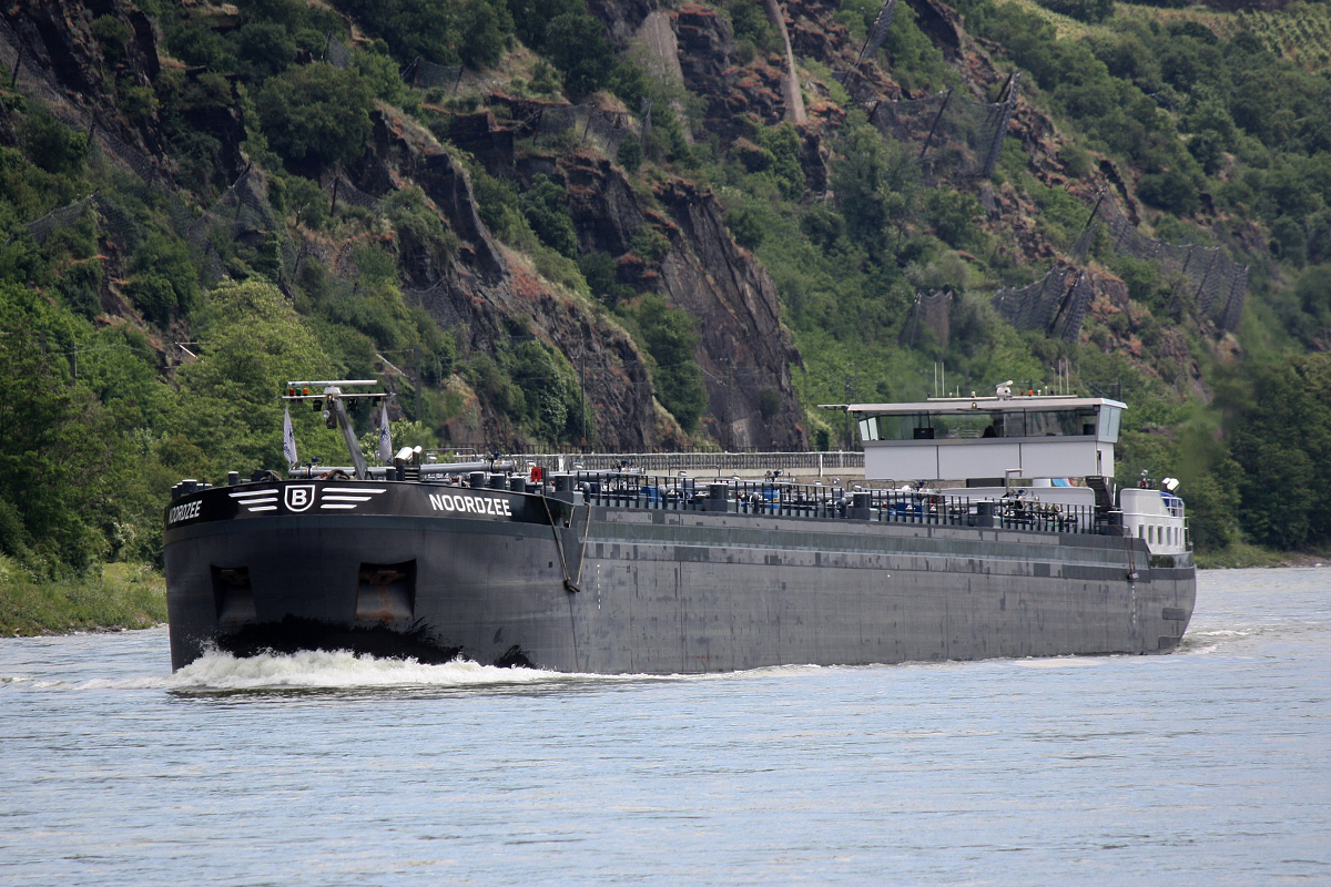 TMS Noordzee (ENI:06105187) Länge:130m Breite:11,45m Tonnage:4233t am 07.06.2019 auf dem Rhein km 449 zu Tal bei Oberwesel.