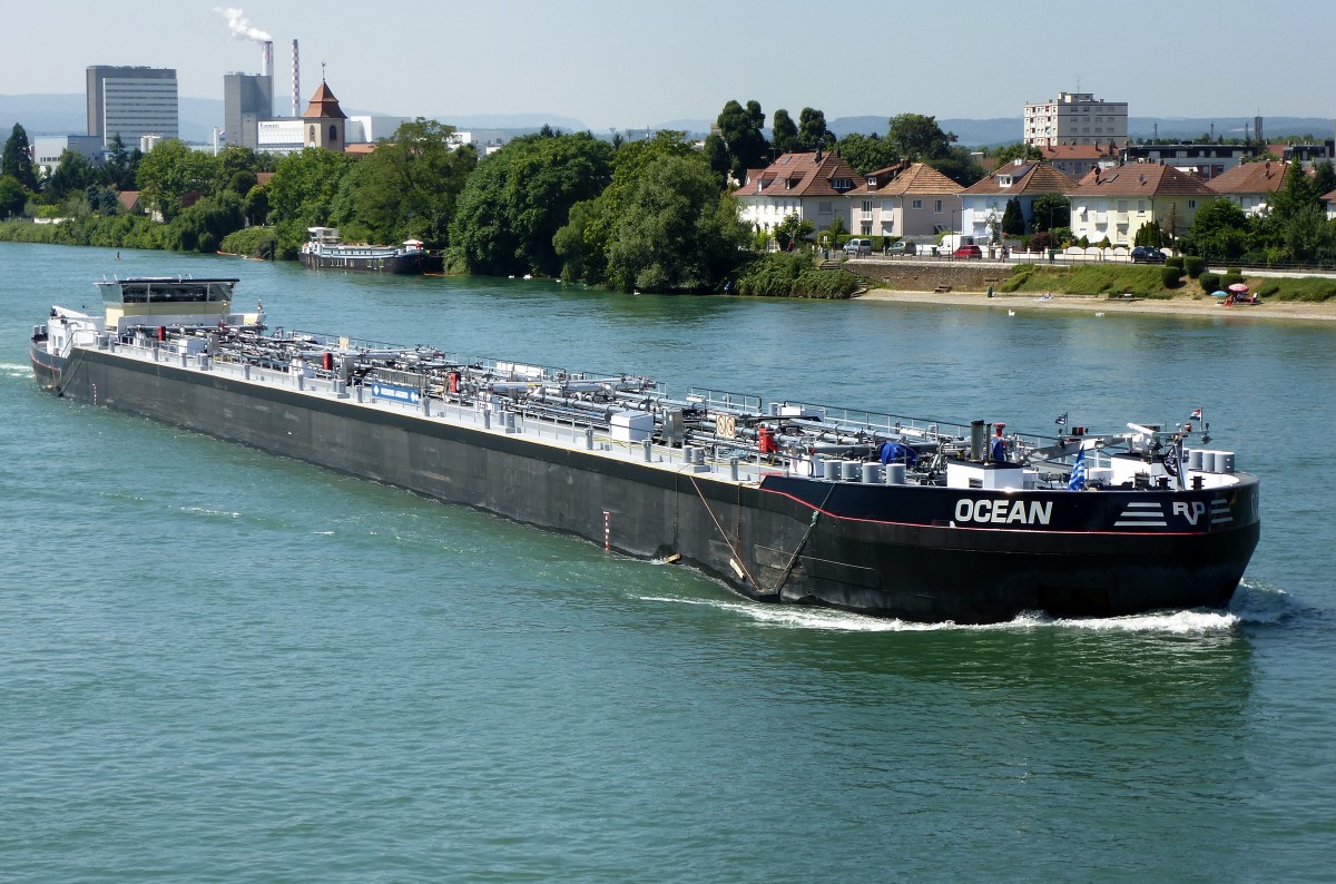 TMS  Ocean  rheinabwrts in Weil, der unter Niederlndischer Flagge fahrende Tanker wurde 2009 gebaut, Lnge 125m, Tonnage 3351t, Juli 2015