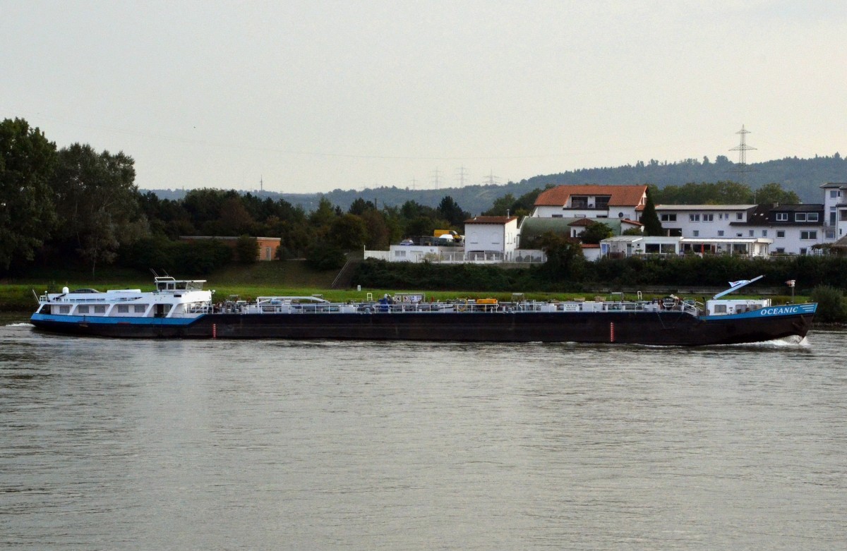 TMS OCEANIC,  ein Tankschiff  auf dem Rhein bei  Neuwied vom 25.09.2013.