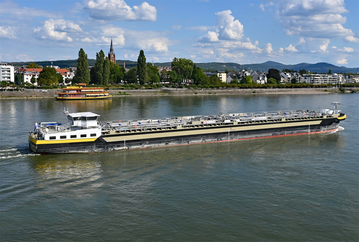 TMS ORANJE NASSAU V auf dem Rhein in Bonn. Im Hintergrund links am Beueler Rheinufer ein Schiffrestaurant. 02.09.2020