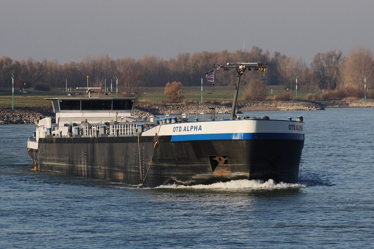 TMS OTD.Alpah (EIN:02329683) Maschine Catapillar 1650 PS am 16.11.2018 auf dem Rhein bei Xanten zu Berg.