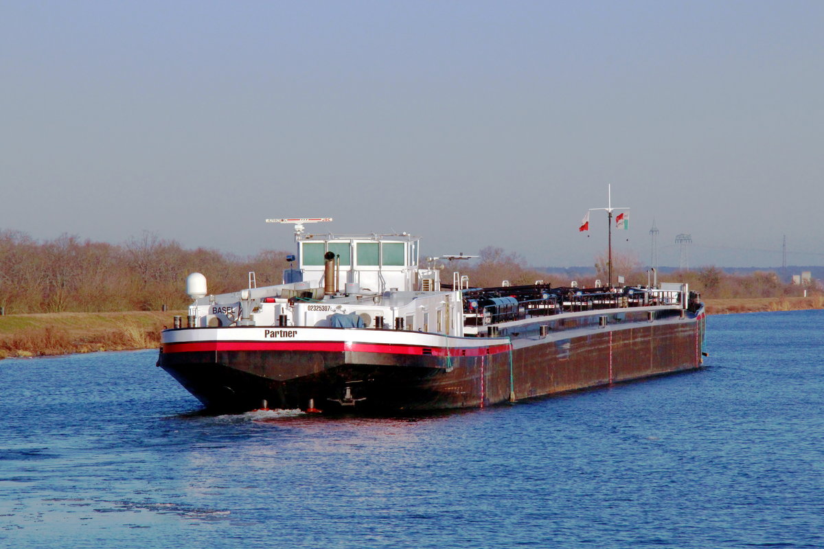 TMS  PARTNER  (02325307 , 105 x 9m) am 22.02.2021 im  MITTELLANDKANAL  Höhe Barleber Seen auf Bergfahrt zur Schleuse Rothensee.