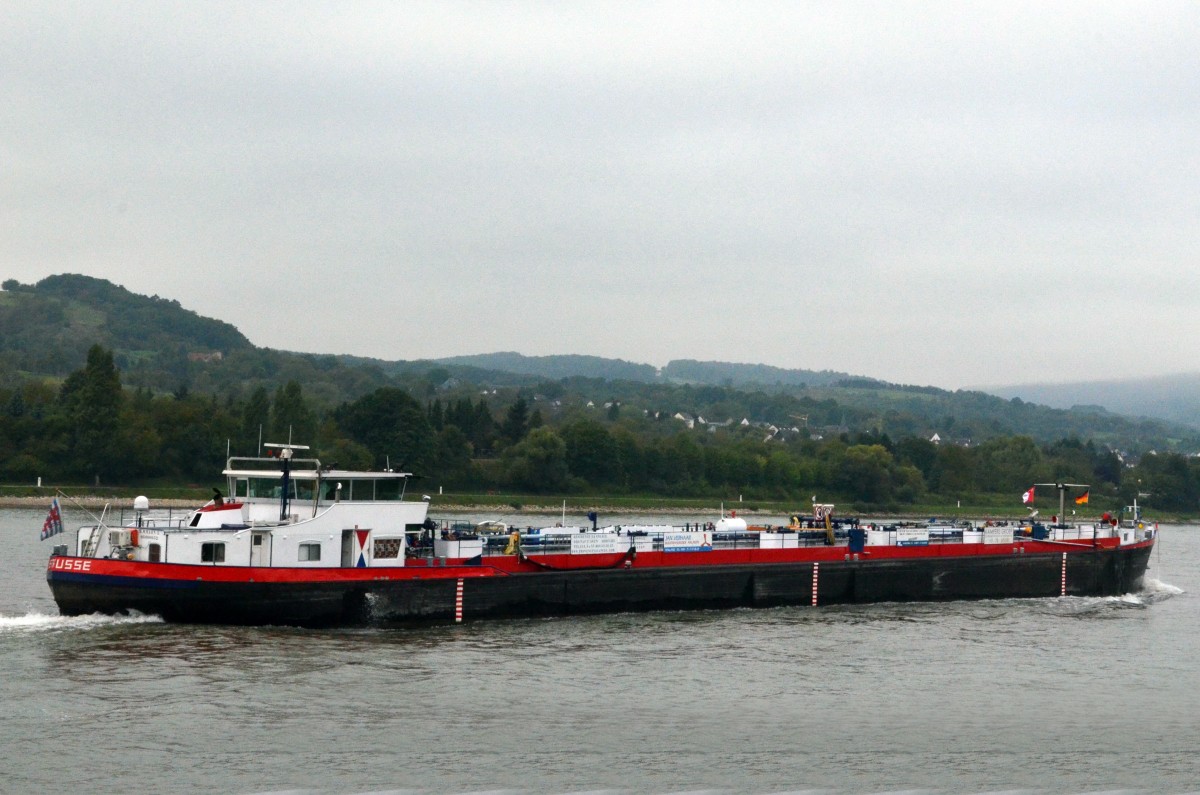 TMS PETRUSSE, ein Luxemburger Binnentankschiff am 27.09.2013 bei Braubach auf dem Rhein.