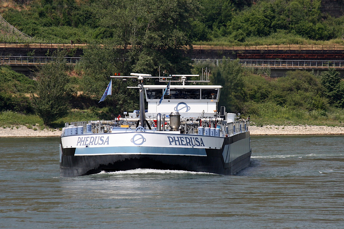 TMS PHERUSA ENI:02333775 L.110 m B.11 m T 2622 Flagge Deutschland auf dem Rhein am 12.06.2023 zu Berg in Oberwesel.