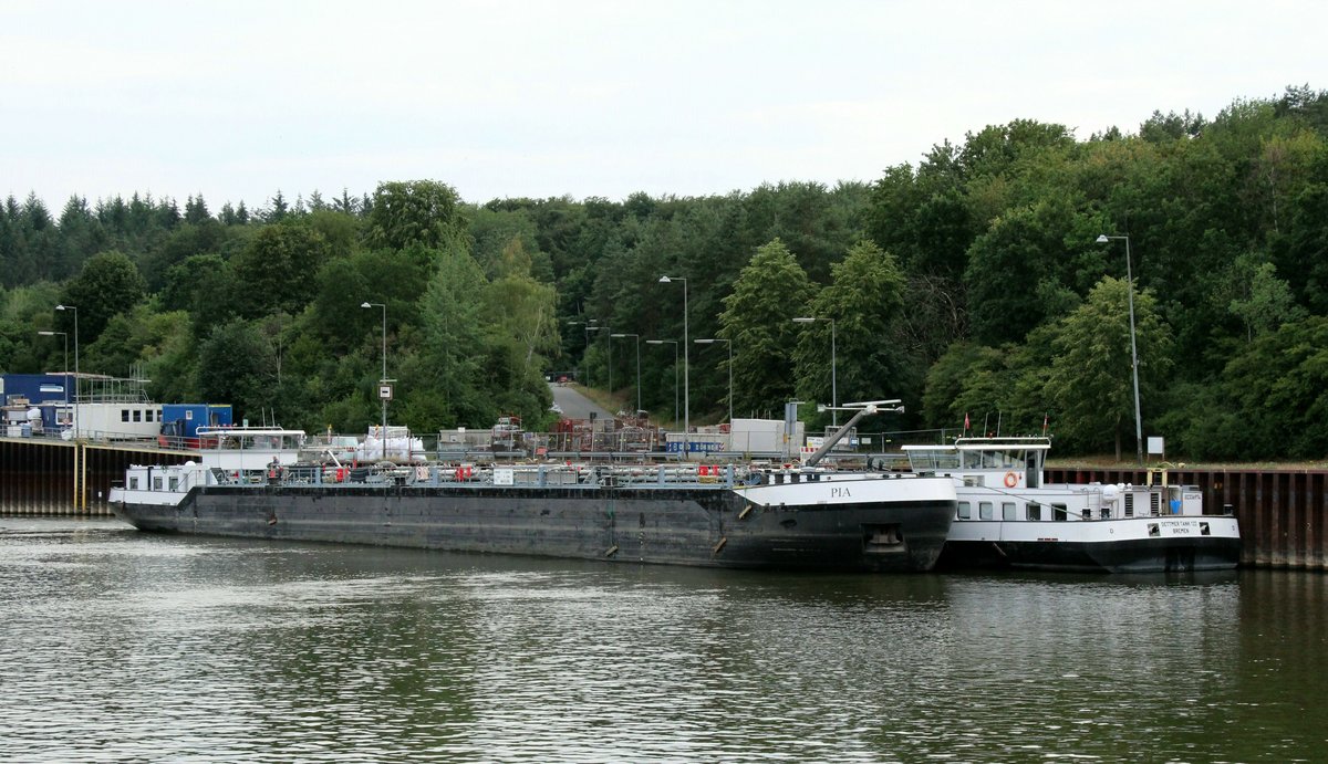 TMS Pia (04809360 , 85,95 x 9,60m) machte am 18.07.2019 nach der Talfahrt im Osttrog des Schiffshebewerkes Scharnebeck/ESK am TMS Dettmer Tank 122 (02336974) fest. 