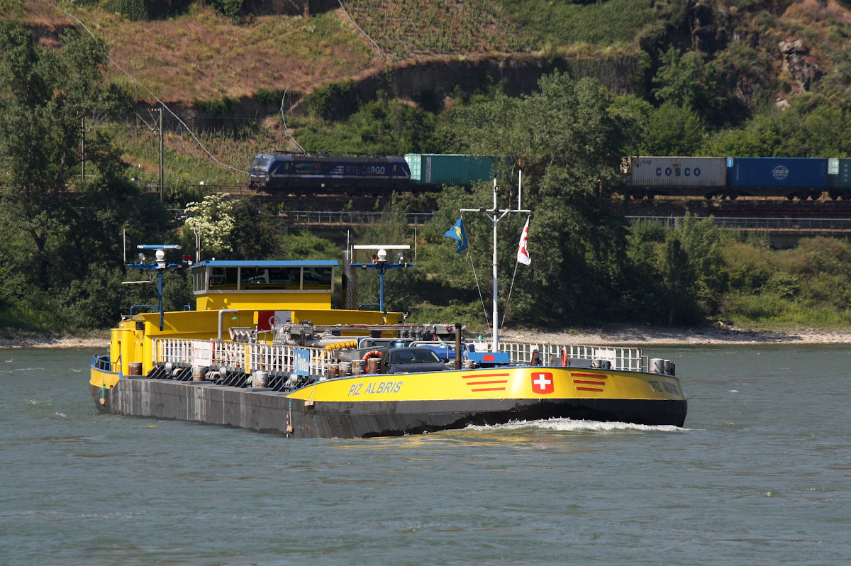 TMS PIZ ALBRIS ENI:07001823 L.85,75 m B.11,40 m T 1613 Flagge Schweiz auf dem Rhein am 01.06.2023 zu Berg in Oberwesel.