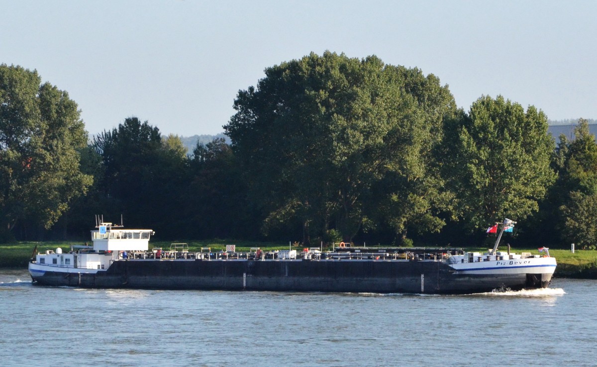 TMS Piz Bever, ein Binnentankschiff auf dem Rhein bei  Neuwied am 24.09.2013.