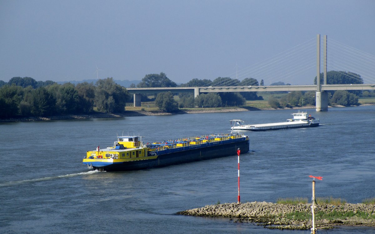 TMS Piz Cambrena (07001488 , 110 x 11,25m) fuhr am 07.07.2017 auf dem Rhein bei Rees zu Tal. Das GMS Ares (04812510 , 99,88 x 11,44m) zu Berg.