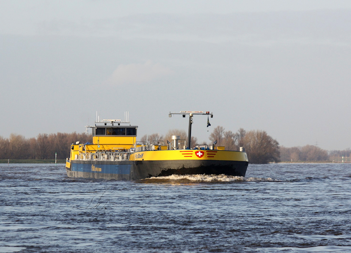 TMS PIZ DOLF (ENI:02338481) L.110 m B.11,45 m T 2758 Flagge Niederlande am 06.01.2022 auf dem Rhein zu Berg in Xanten.