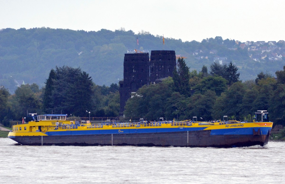 TMS  PIZ LANGUARD,  ein Tankschiff aus Basel, am 21.09.2013 bei Remagen auf dem Rhein. Im Hintergrund der berhmte Brckenpfeiler von der ,,Brcke von Remagen“.