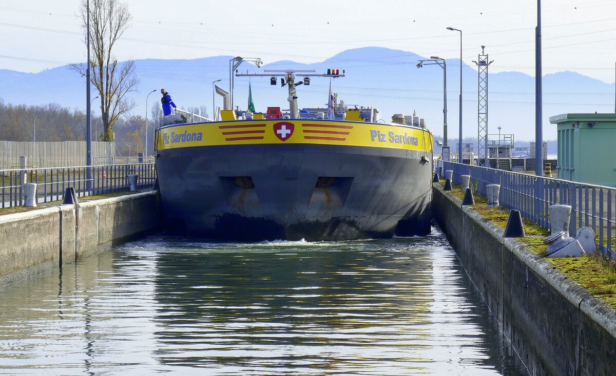 TMS PIZ SARDONA ENI 02335683, rheinabw�rts bei der Einfahrt in die Schleuse Vogelgr�n/Elsa�, Nov.2025