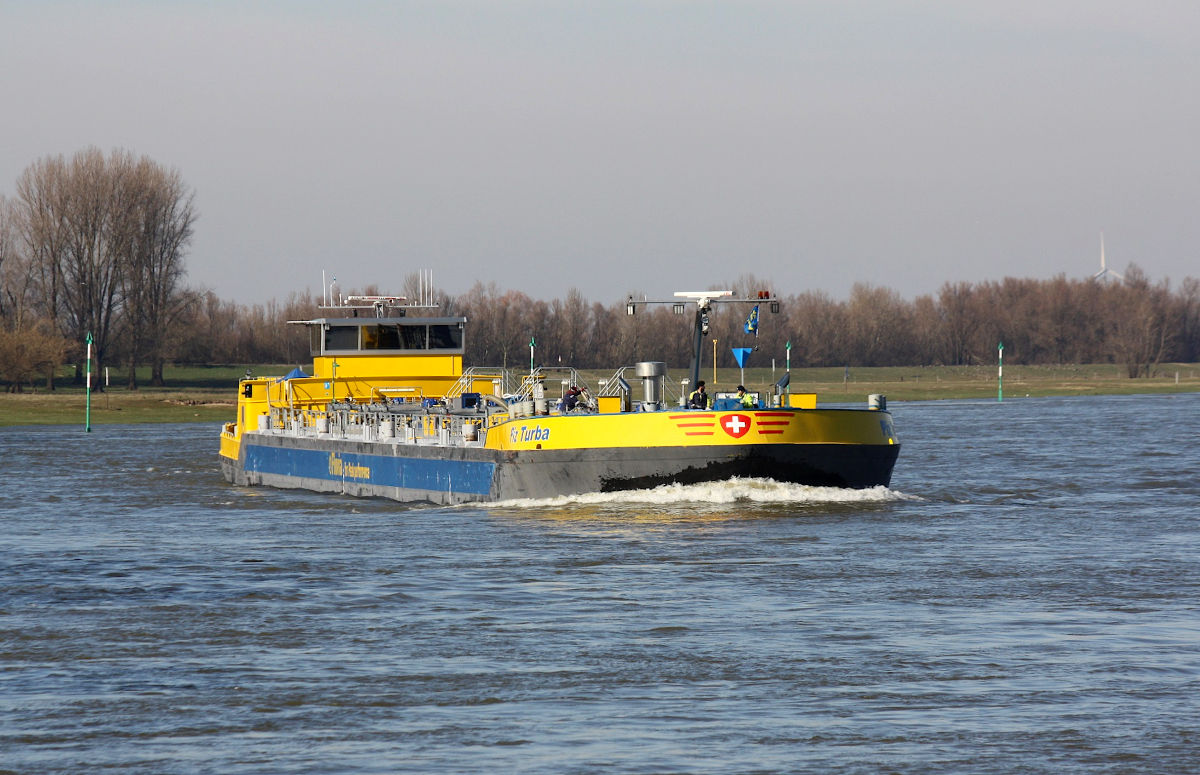 TMS PIZ TURBA (ENI:02338478) L.110 m B.11,45 m T 2758 Flagge Niederlande auf dem Rhein zu Berg am 28.02.2022 in Xanten.