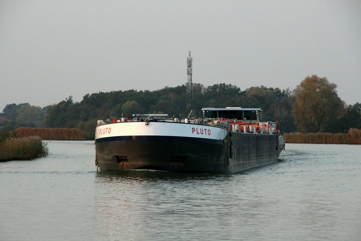 TMS Pluto (02334521 , 85,84 x 9,60m) am 23.10.2019 bei Edesbüttel. Das TMS kam aus dem Elbe-Seitenkanal zu Berg und bog nach Steuerbord in den Mittellandkanal zu Tal ein.