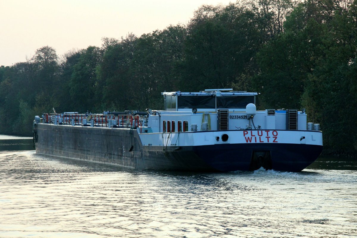 TMS Pluto (02334521 , 85,84 x 9,60m) am 23.10.2019 im Mittellandkanal zw. Edesbüttel und Wedelheine auf Talfahrt.