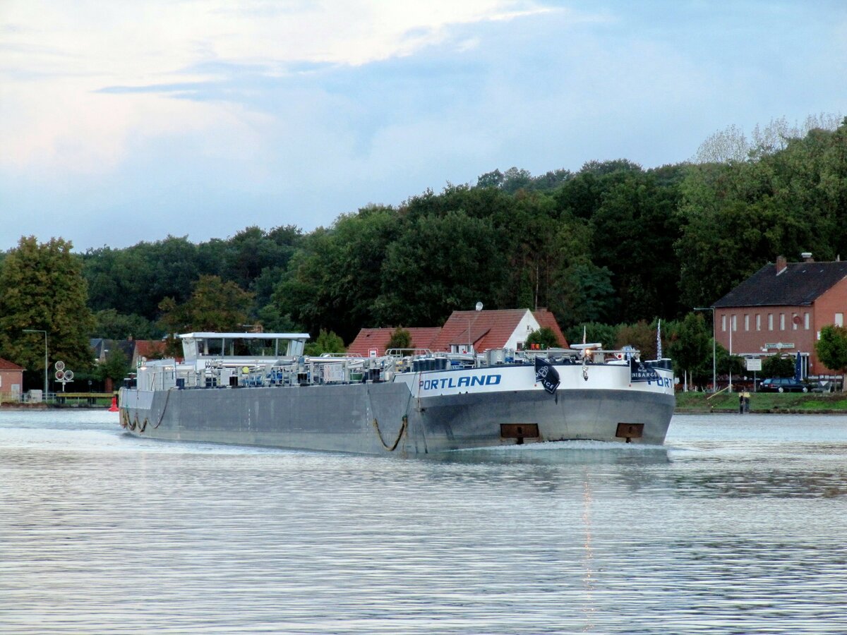 TMS  PORTLAND  (02338918 , 86 x 9,60m) am 27.09.2022 im Nassen Dreieck /  DORTMUND-EMS-KANAL  zu Berg. Das TMS kam von der Schleuse Bevergern.