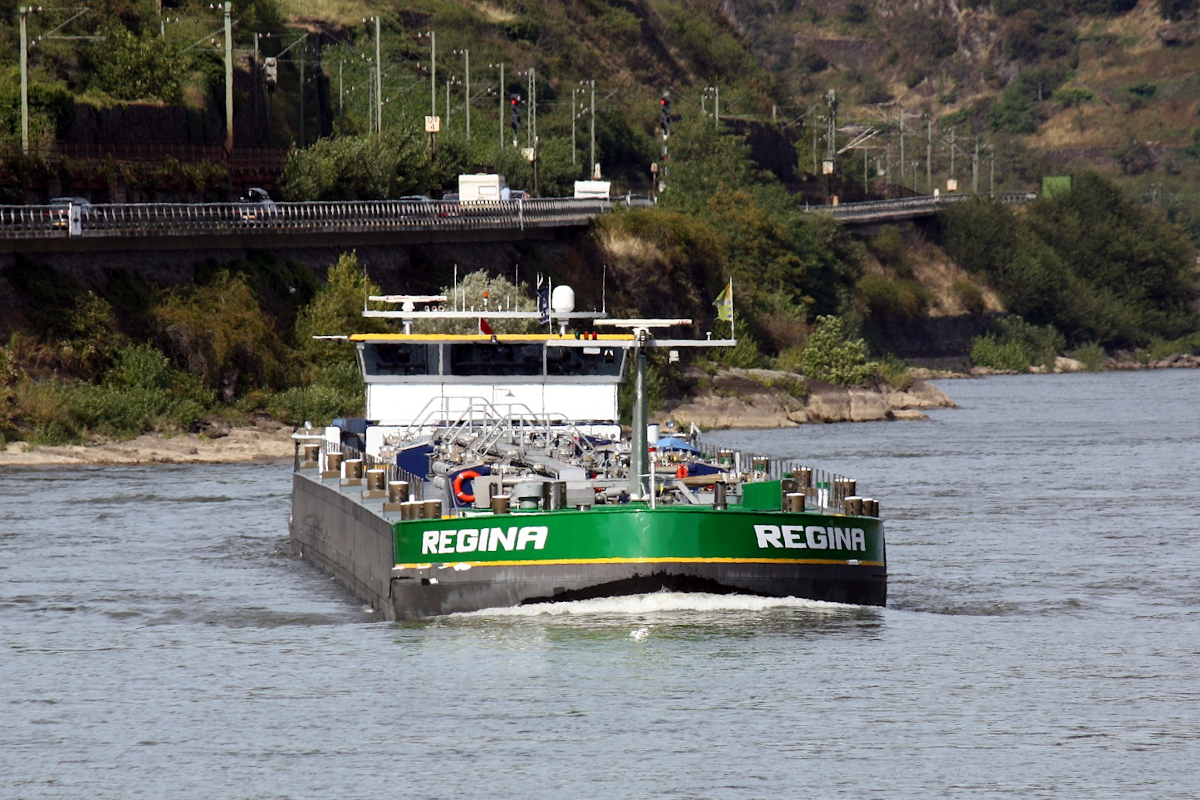 TMS REGINA (ENI:02333436) L.135 m B.11,45 m T 3898 auf dem Rhein am 11.08.2023 zu Berg in Oberwesel.