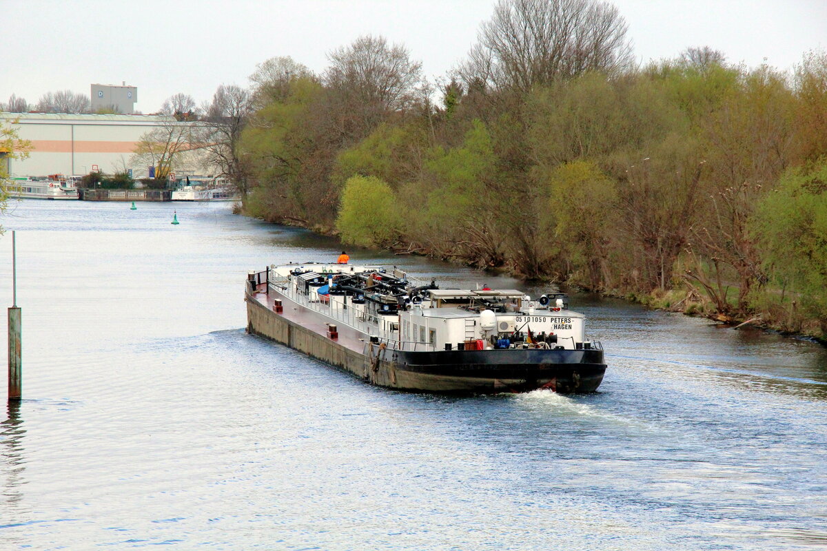 TMS  REGINA W  (05101050 , 79,78 x 9m) befuhr am 22.04.2021 die  HAVEL  in Berlin-Spandau oberhalb der Freybrücke zu Berg nach Stettin.