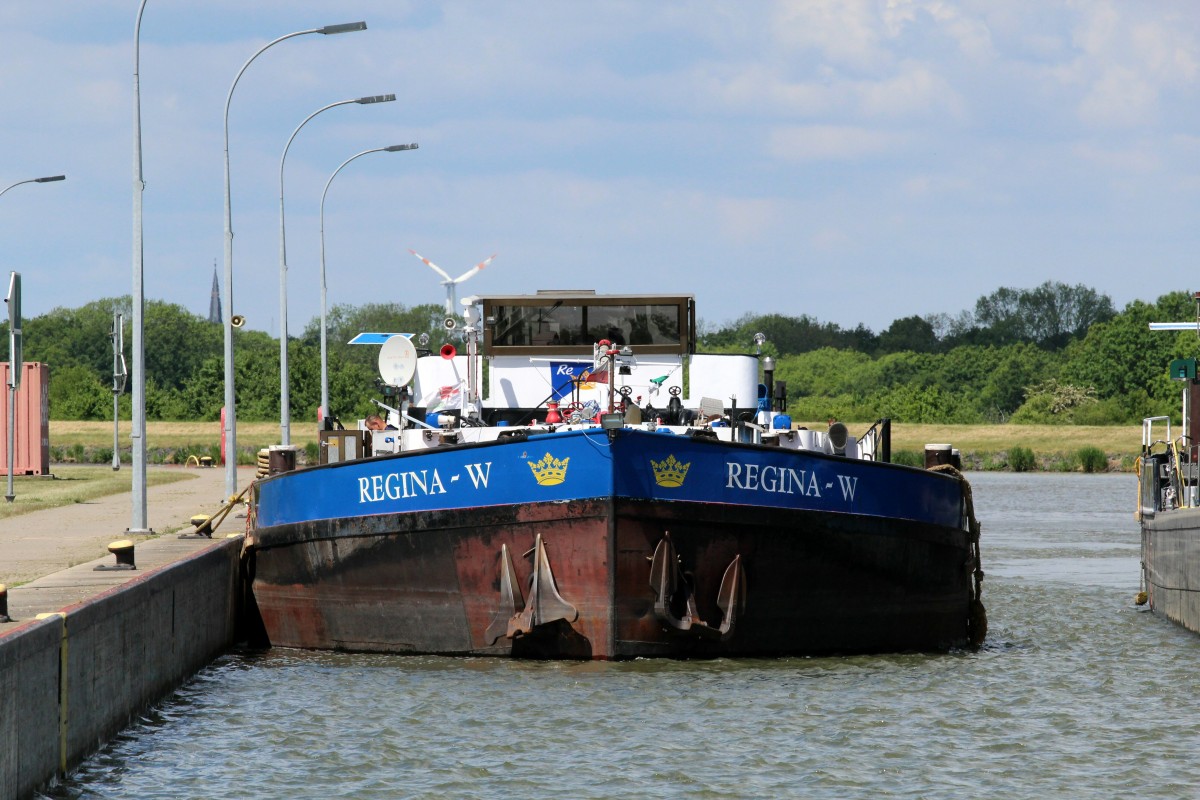 TMS Regina-W (05101050 , 80 x 9) wartet am 16.05.2014 im Oberwasser der Schleuse Rothensee auf die Talschleusung.