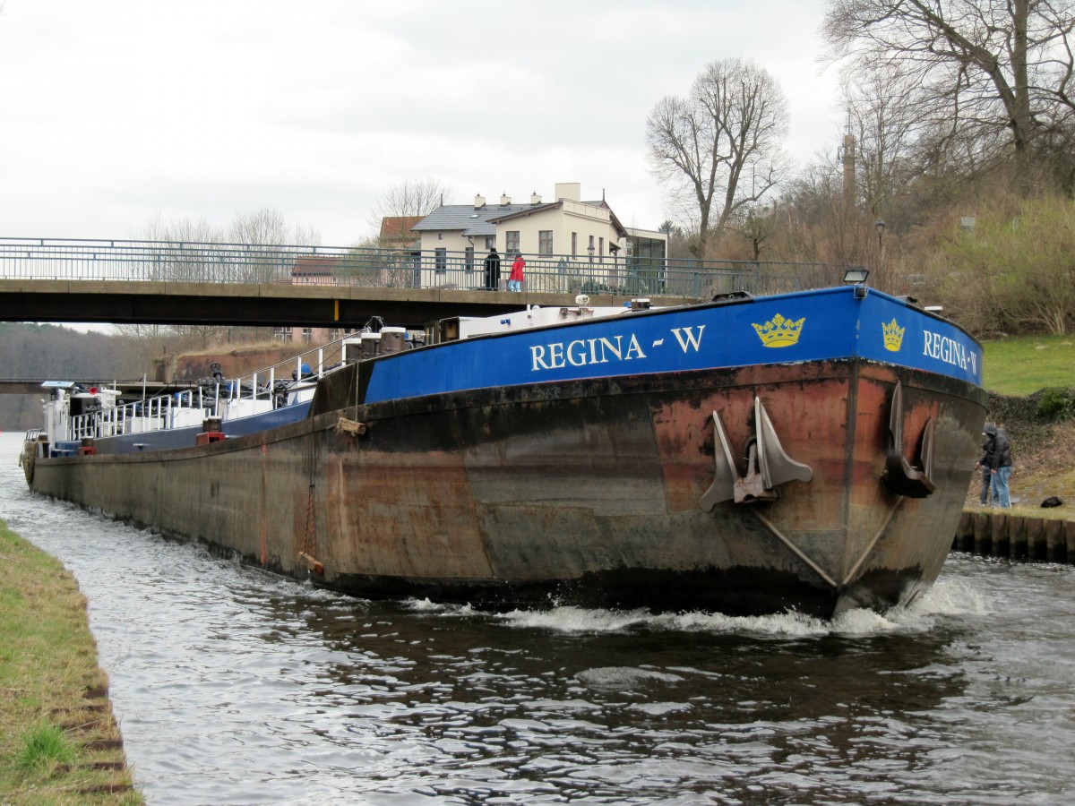 TMS Regina-W (05101050 , 80 x 9m) am 07.04.2015 im Teltowkanal/Glienicker See auf Talfahrt im Bereich P-Babelsberg / Klein-Glienicke.