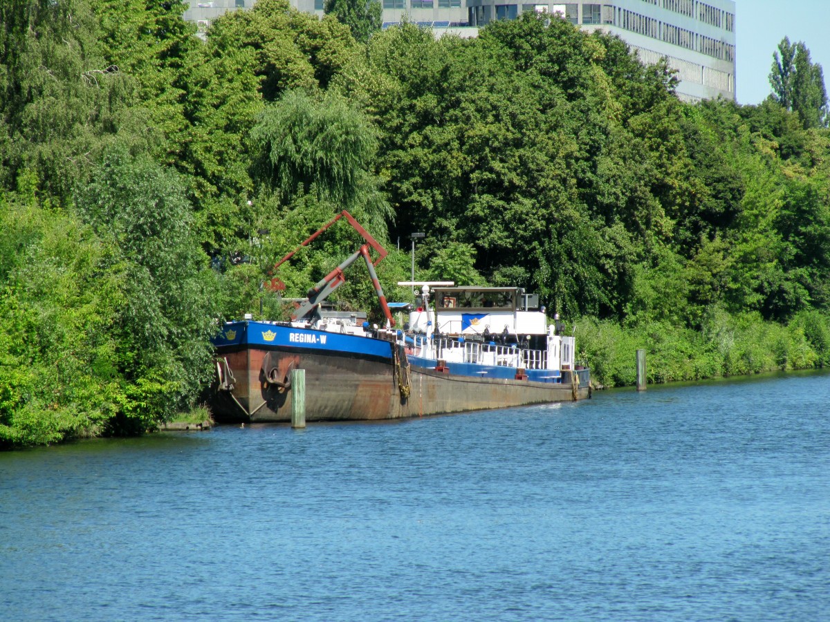 TMS  REGINA-W  (05101050 , 80 x 9m) am 01.07.2015 beim Löschen im Charlottenburger Verbindungskanal.