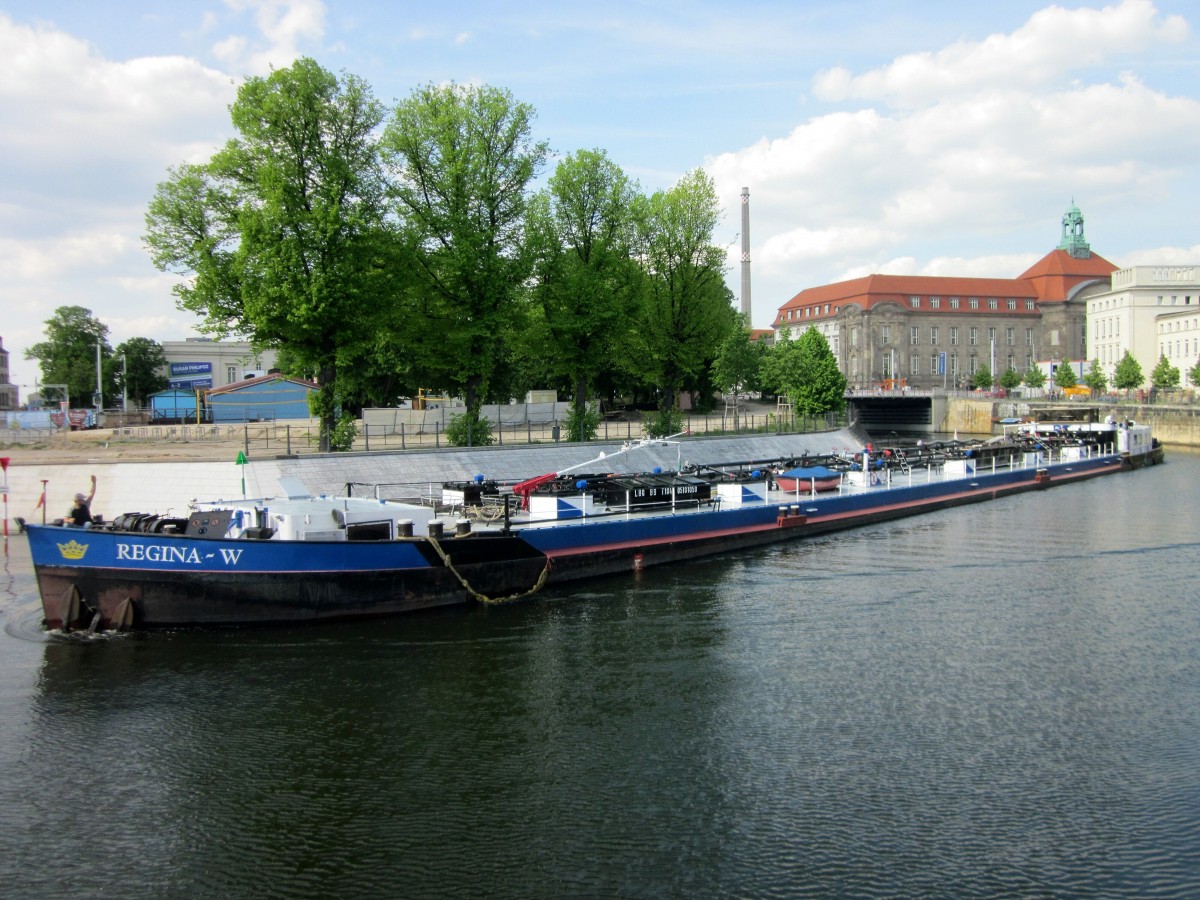 TMS Regina-W (05101050 , 80x9) am 29.04.2014 auf dem Berlin-Spandauer-Schifffahrtskanal zu Berg vor der Einfahrt in den Humboldthf. am Berliner Hbf.