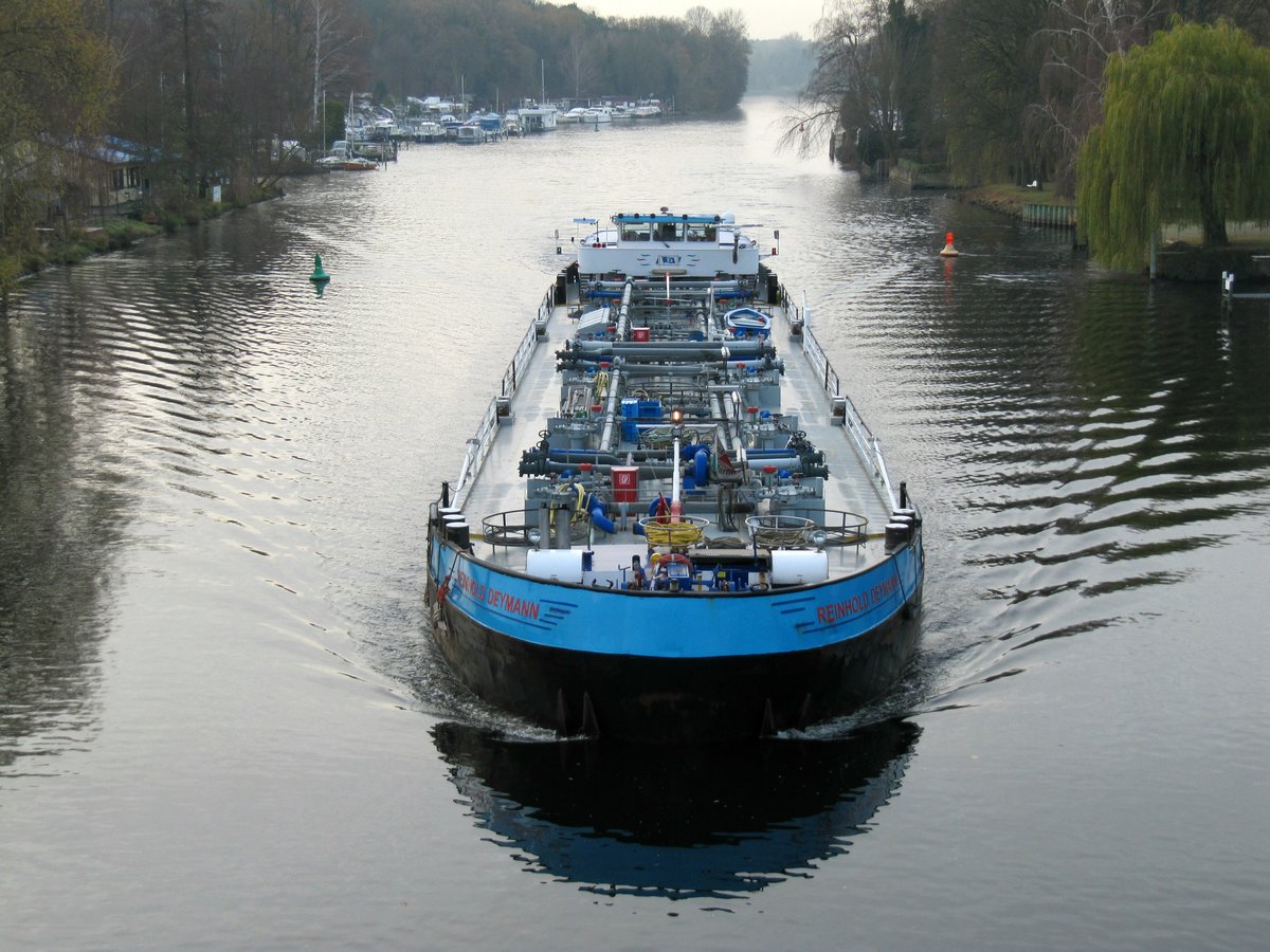 TMS Reinhold Deymann (04803740 , 85 x 9,58m) am 27.11.2018 auf der Havel in Berlin-Pichelswerder unterhalb der Freybrücke zu Berg.  